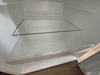 Predám chladničku Zanussi ZRT18100WA - 5