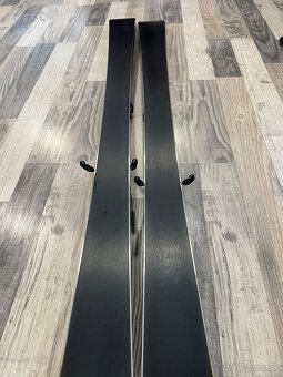 Zjazdové lyže ELAN a prilba - 5