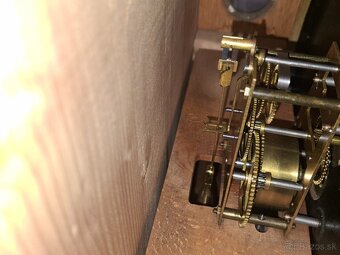 Predám funkčné starožitné nástenné hodiny KIENZLE 80 € - 5