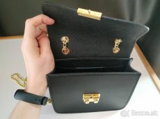 Čierna kožená kabelka so zlatým vybíjaním - 5