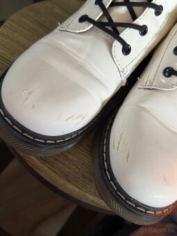 Vysoké leskle biele čižmy - 5