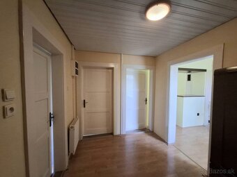 NA PREDAJ - byt s atmosférou rodinného domu, Handlová - 5