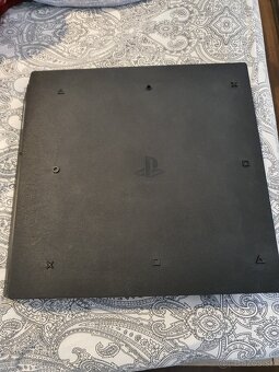 Predám Playstation 4 Pro 1TB - 5