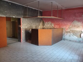 Budova s veľkým potenciálom v centre Modrého Kameňa - 5