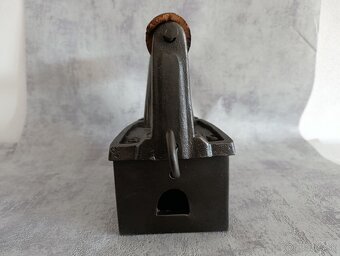 Stará velká orig. atypická žehlička s komínem, 4,69kg TOP - 5