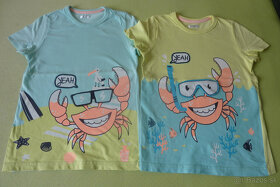 Krásne letné tričká v.122 -krab na pláži- ako nové - 5