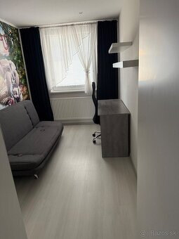 PREDÁM NADŠTANDARTNÝ 3 IZBOVÝ BYT, 65m2,loggia 3m2 - 5
