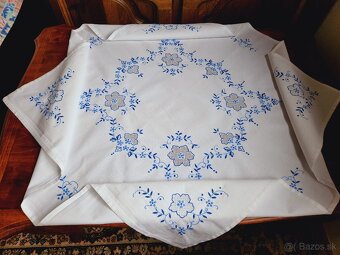 Krásny biely obrus zdobený bohatou modrou výšivkou kvietkov - 5