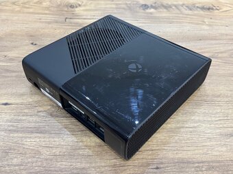 Samostatná herná konzola XBOX 360E 4GB na diely / opravu - 5
