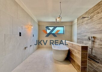 JKVreal ponúka na predaj 4-izbový rodinný dom s terasou a dv - 5