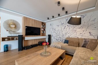 Štýlový a priestranný rodinný dom v slepej ulici s bazénom - 5