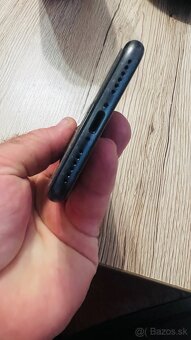 Predám IPhone 8 - 5