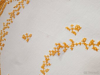 Krásny biely okrúhly ľanový obrus bohato zdobený žltou výšiv - 5