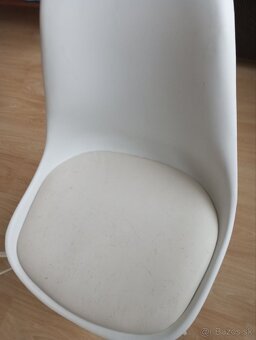 Biely kuchynský stôl a 4 stoličky. - 5