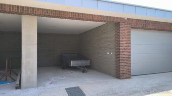 Garáž v oplotenom a zabezpečenom areáli - 5