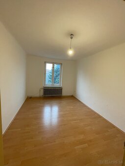 NA PREDAJ 3 IZBOVÝ BYT + PODKROVIE NAD BYTOM V CENTRE ŽILINY - 5