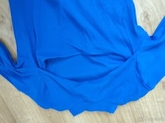 Nove saty s prestrihom v dekolte - 5