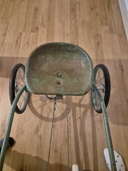 Plechovy slapaci konik - 5