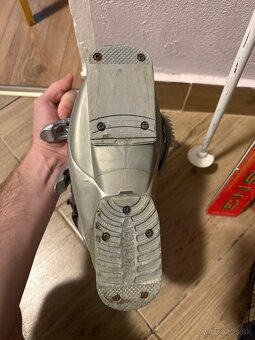 Predám SADA dámske lyže 140cm a lyžiarky 24cm palice 110 - 5