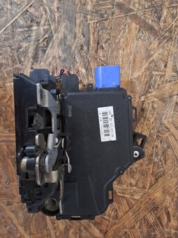 Zámok dverí s číslom dielu 3B1 837 015 AM - 5