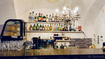 PREVEZMI FUNGUJÚCI BAR V CENTRE KOŠÍC - 5