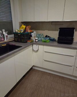 Moderní lesklá kuchyňská linka se spotřebiči,5705 - 5