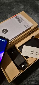 Predam motorolu edge 40 neo 12gb 256gb - 5