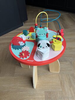 Montessori drevený hrací stolík s aktivitami Janod - 5