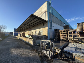 Prenájom skladového priestoru 1070m² s regálovým systémom v - 5