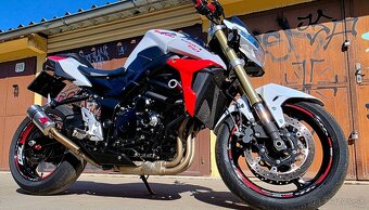 Krasna Suzuki GSR 750 - 5