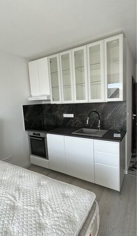 Garsonka v centre v balkónom - 5