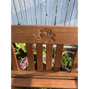 3-miestna drevená lavica s ružou - 5