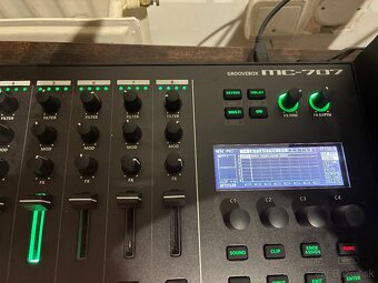 Roland MC-707 Groovebox - 5