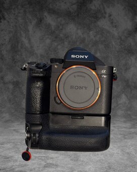 Sony A7iii + Meike MK-A9 Pro Batériový Grip - 5