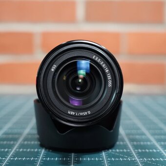 Sony 18-135mm f/3.5-5.6 OSS - 5