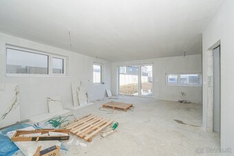 MILOSLAVOV - 4 IZB. RODINNÝ DOM S POZEMKOM 300 M2 - 5