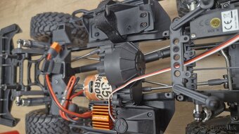 Predám Axial SCX10 III Base Camp 4WD 1:10 RTR biely - 5