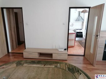 ŠTÚROVA: VOĽNÝ 2-izb. ZARIADENÝ byt, balkón, 48 m2, 1.posch. - 5