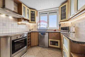 NA PREDAJ : 4 izb. byt 129 m2, rekonštrukcia, garáž, pozemok - 5