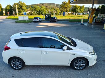 Toyota Auris hybrid - 5