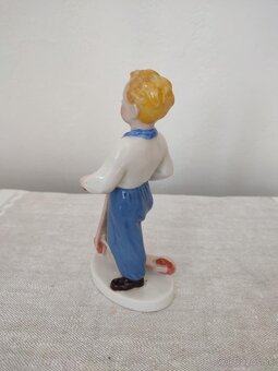 Royal dux chlapec na kolobežke porcelánová soška - 5