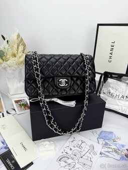 Elegantná čierna kabelka so striebornými detailmi + kozmetic - 5