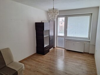 Predám 2-izbový byt na starom sídlisku - 5