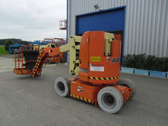 Kĺbová pracovná plošina JLG E300AJ - 5