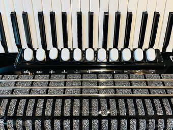 Predám akordeón WELTMEISTERS SAPHIR 120 BASOVÝ VÝBORNÝ STAV - 5