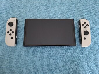 Nintendo Switch OLED + 7 hier + 2x Joy-Con + púzdro – stav a - 5