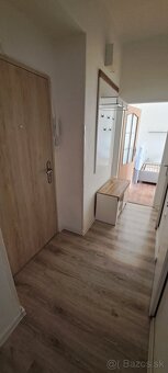 Dvojizbová tehla v centre mesta s lodžiou - 5