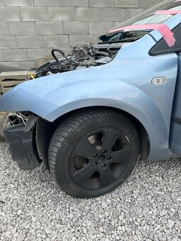 Rozpredám Ford FOCUS všetko mám, není len motor a prevodovka - 5
