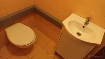 Prenájom obchodného priestoru - centrum (námestie) - 5