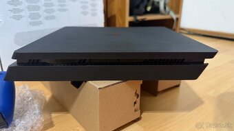 🎮 PlayStation 4 Slim – 500 GB + 2 ovládače + handsfree - 5